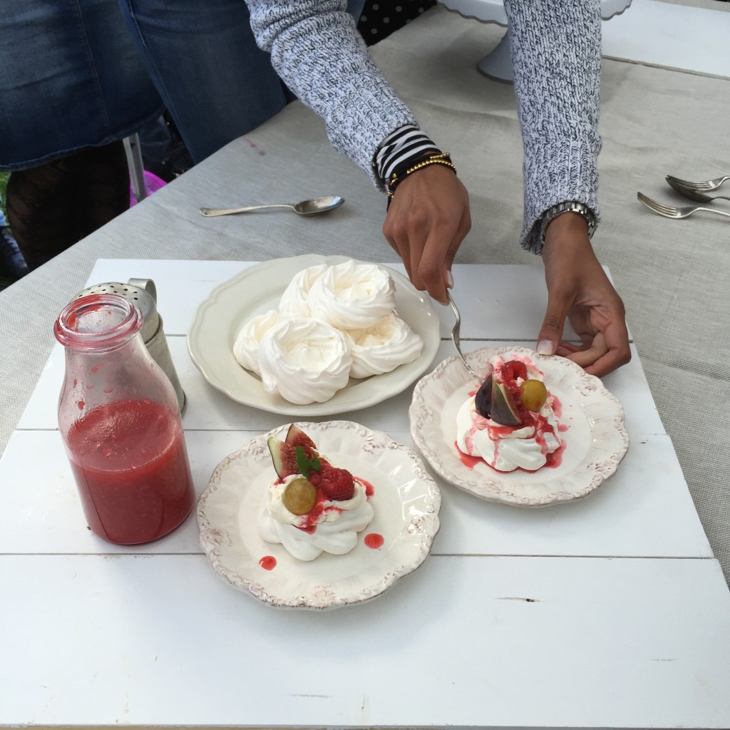 Pavlova with fresh figs and raspberry coulis 2