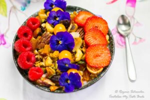 Suhoor Ramadhan traditions - Greek yogurt and granola breakfast bowl