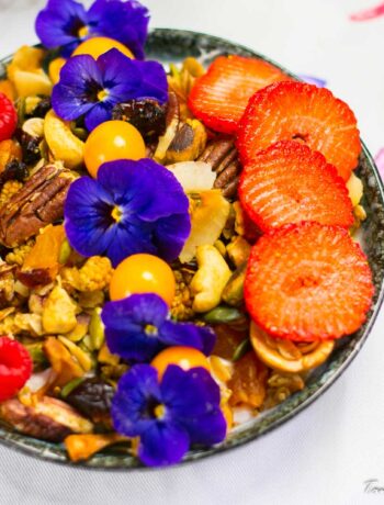 Suhoor Ramadhan traditions - Greek yogurt and granola breakfast bowl