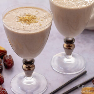 Banana date smoothie with yogurt, oats and flax seeds